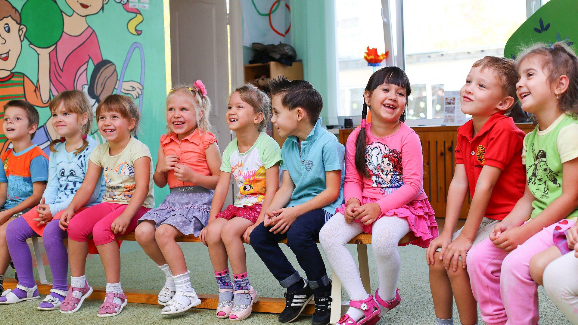Kinder in einem Kindergarten, die Spaß haben / Children in a kindergarten having fun