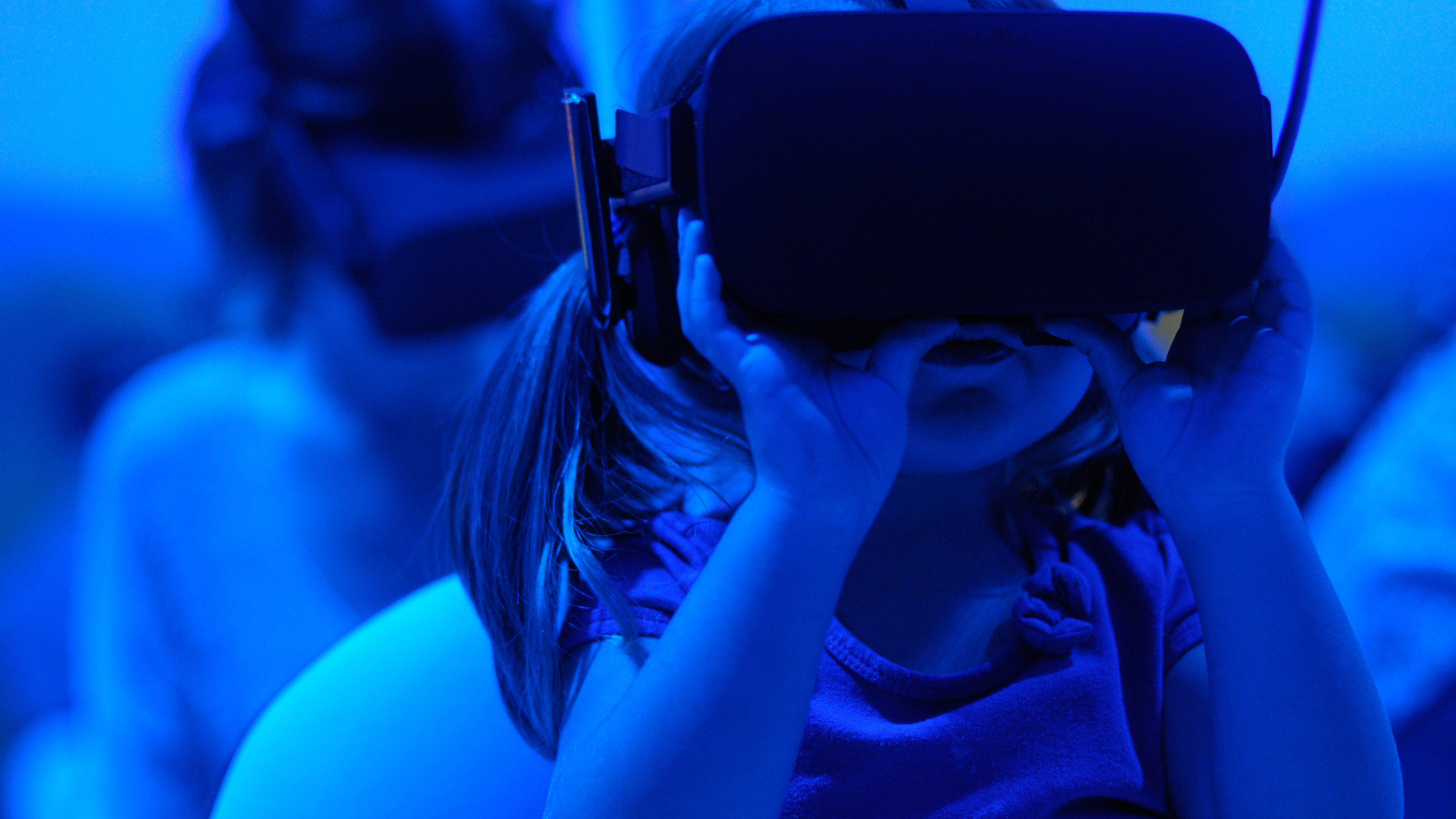 Ein Kind schaut durch eine Virtual-Reality-Brille / A child looking through virtual reality goggles